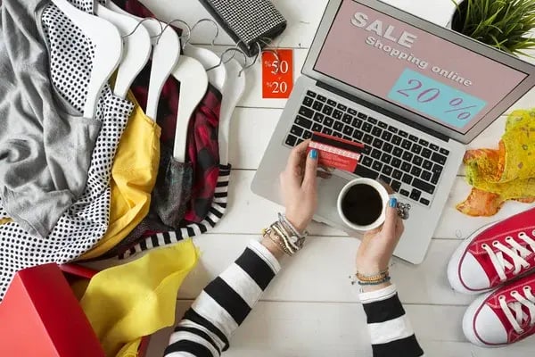 depositphotos_133245850-stock-photo-woman-shopping-on-internet