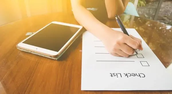 depositphotos_147561457-stock-photo-close-up-hand-holding-pen