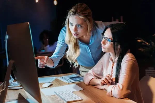 depositphotos_154367294-stock-photo-businesswomen-working-on-computer