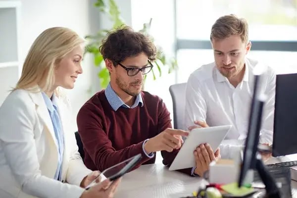 depositphotos_161345842-stock-photo-business-team-with-tablet-pc