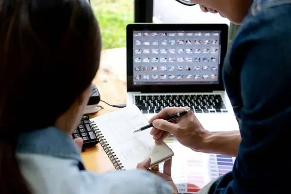depositphotos_275099032-stock-photo-businessman-work-and-showing-computer