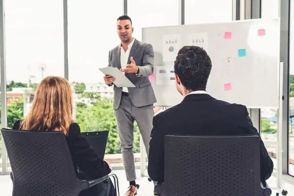 depositphotos_493751882-stock-photo-businesswomen-and-businessmen-in-group