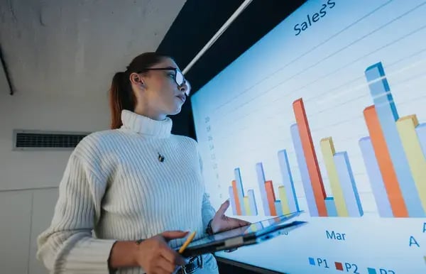 depositphotos_708612052-stock-photo-business-trainer-collaborating-people-business